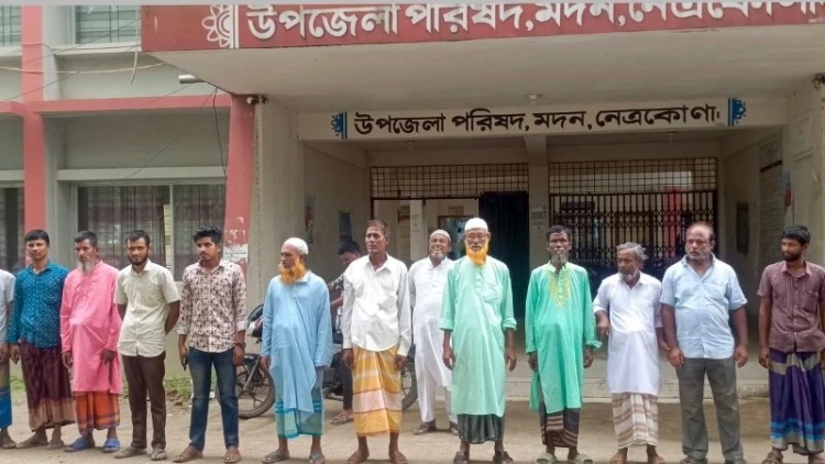 ভর্তুকি না পাওয়ায় মদনে কৃষকদের মানববন্ধন