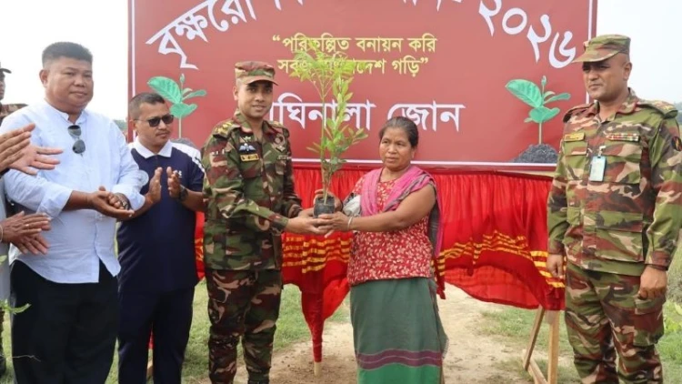 দীঘিনালা সেনা জোনের উদ্যোগে চারা বিতরণ