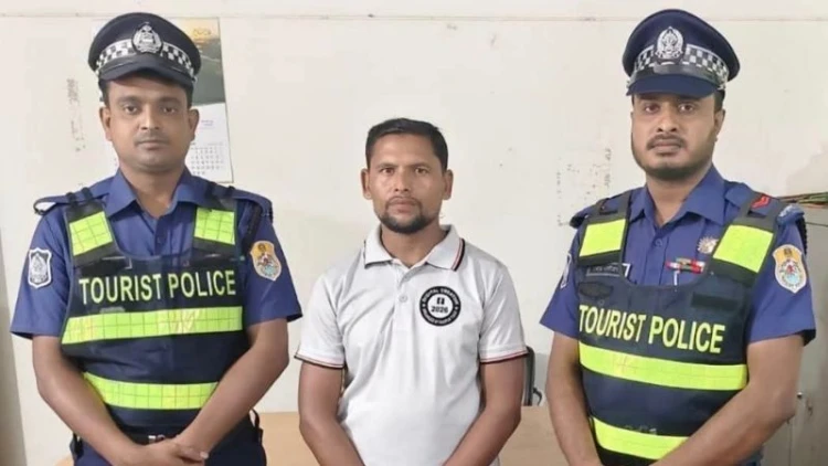 চীনা পর্যটককে হেনস্তায় 'হিরো নানা' আটক