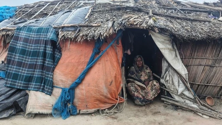 ঝুপড়ি ঘরে জরিনার মানবেতর জীবন