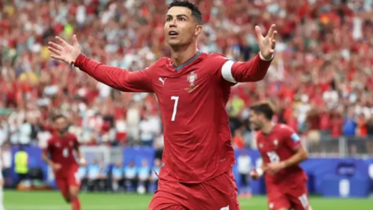 ইতিহাস গড়ে রোনালদো বললেন ‘আই এম ব্যাক’