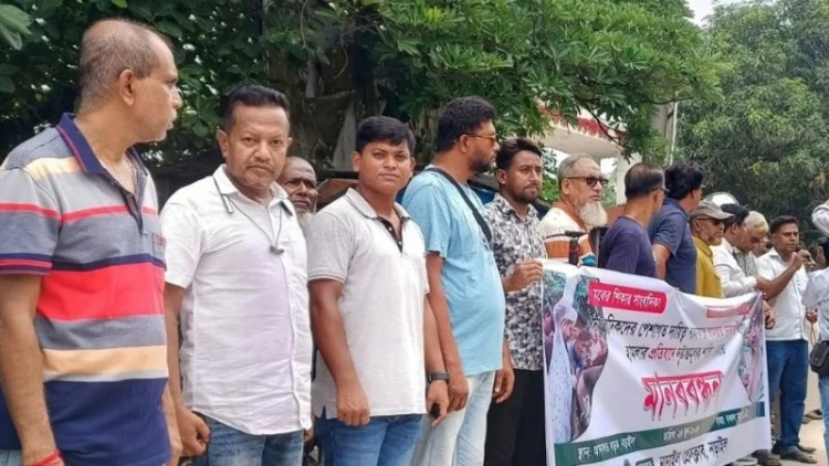 সাংবাদিকদের ওপর জামায়াতের হামলার প্রতিবাদে নড়াইলে মানববন্ধন
