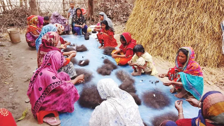 ঝরে পড়া চুলই এখন আয়ের উৎস