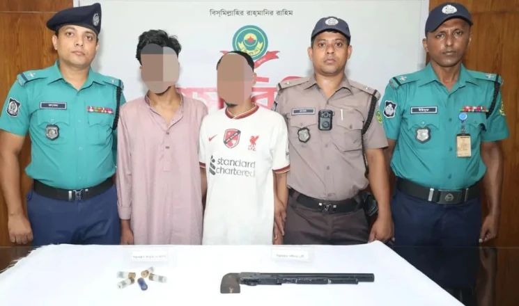 চট্টগ্রামে শটগান ও ৫ রাউন্ড কার্তুজসহ দুই তরুণ গ্রেপ্তার