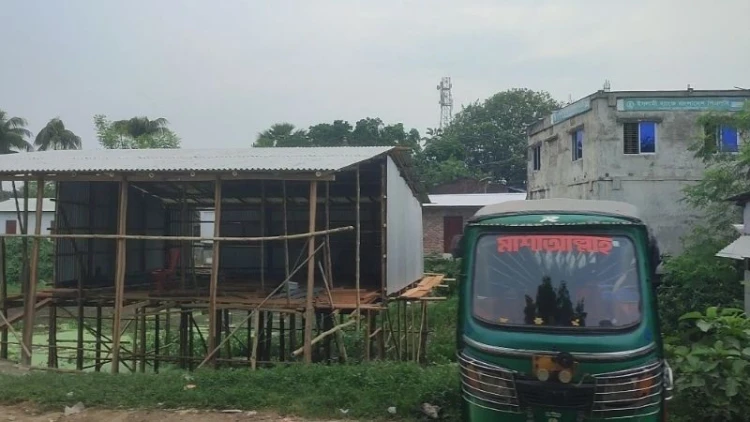 রেলওয়ের পুকুর ভরাট করে দোকান নির্মাণের অভিযোগ