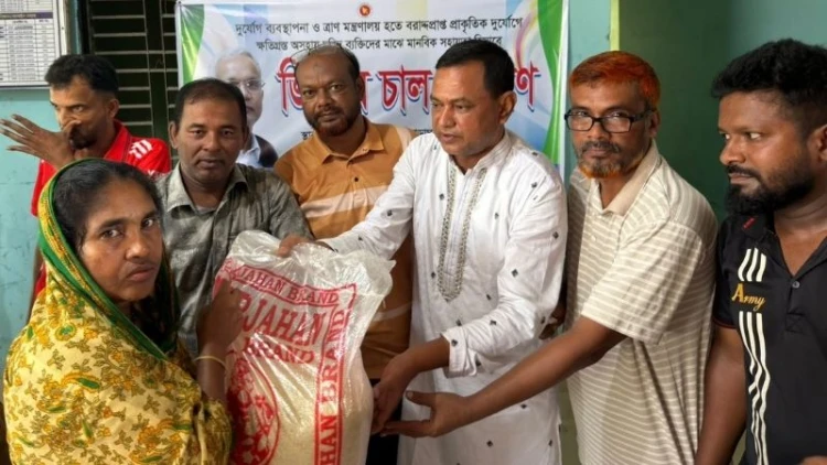 ঘোড়াঘাটে ৪৩০ পরিবার পেল ২০ কেজি করে চাল