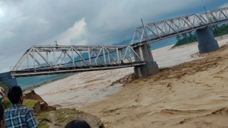 আসামে ভয়াবহ বন্যা: ক্ষতিগ্রস্ত ২২ হাজারেরও বেশি মানুষ, রেলসেতু ধস