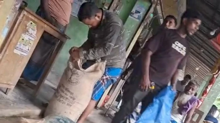 নাসিরনগরে টিসিবির পণ্য বিতরণে অনিয়মের অভিযোগ