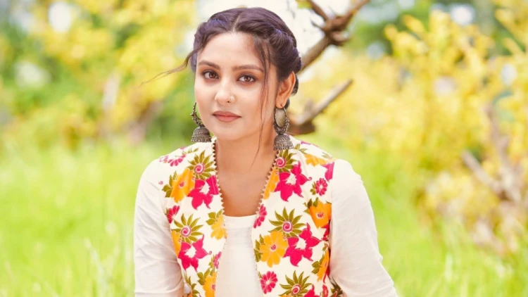 ফেসবুকে এনগেজড স্ট্যাটাস দিয়ে সম্পর্কের খবর জানালেন নাজনীন নীহা