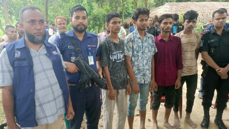 টেকনাফের গহীন পাহাড় থেকে ফেনীর ৪ অপহৃত তরুণকে উদ্ধার করল র‍্যাব-পুলিশ