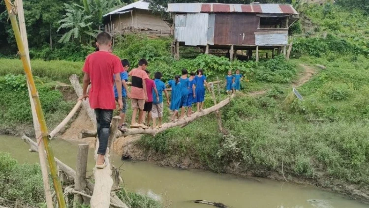 দীঘিনালায় সেতুর অভাবে শিক্ষার্থীদের চরম দুর্ভোগ