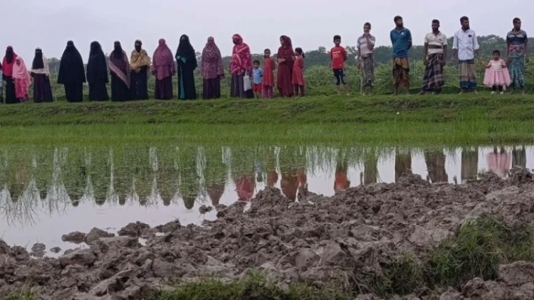 সরকারি রাস্তা কেটে জমিতে রূপান্তরের অভিযোগ
