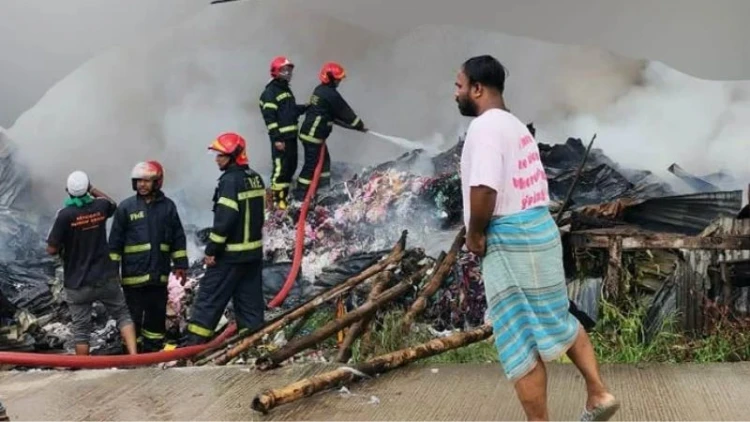 ফতুল্লায় ঝুটের গুদামে আগুন
