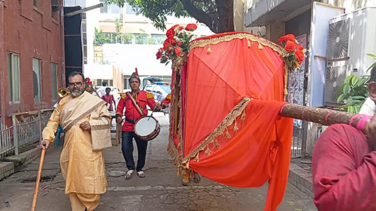 ব্যান্ড পার্টি ও পালকি নিয়ে শিল্পী সমিতির নির্বাচনে ভোট দিলেন অভিনেতা