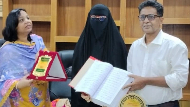 নিজ হাতে পূর্ণ কুরআন লিখে অনন্য দৃষ্টান্ত কুমিল্লার সুরাইয়ার
