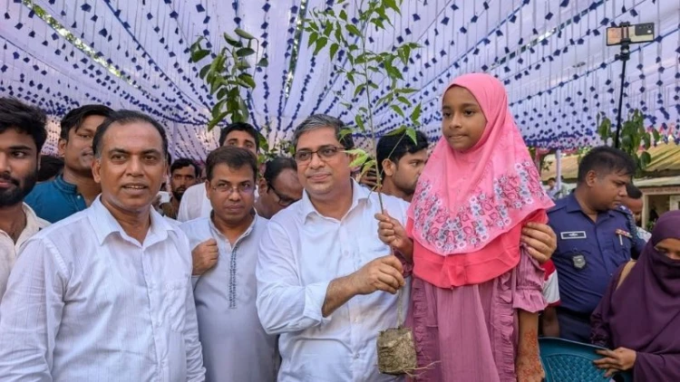শিক্ষার্থীদের হাতে গাছের চারা তুলে দিলেন প্রতিমন্ত্রী