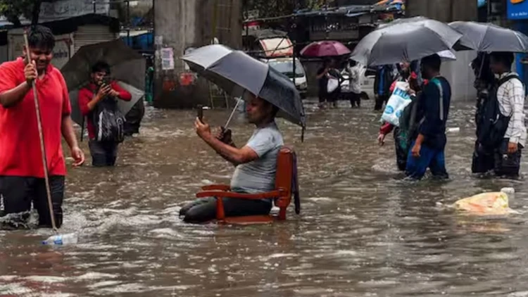 ভারতে ভারী বৃষ্টি ও ভূমিধসে ১০ মৃত্যু, মুম্বাই-পুনে মহাসড়ক বন্ধ