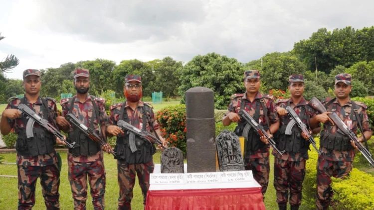 দিনাজপুরে বিজিবির অভিযানে ১ কোটি ৫৭ লাখ টাকার প্রত্নসম্পদ জব্দ