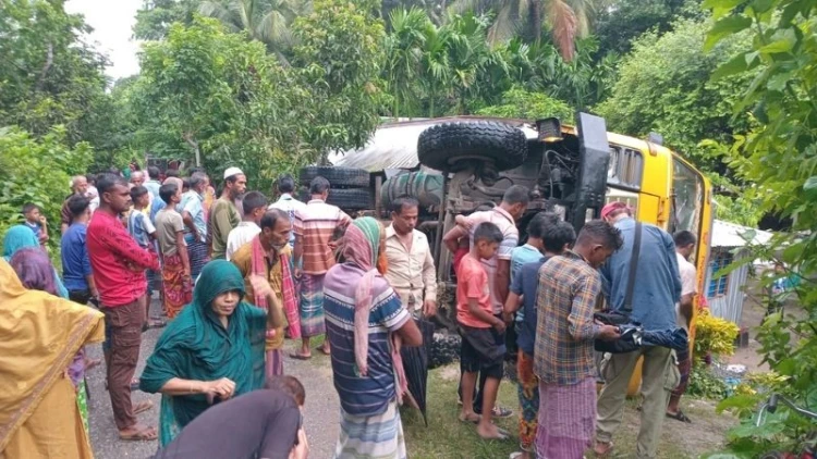নড়াইলে পাথর বোঝাই ট্রাক উল্টে শিক্ষার্থী নিহত