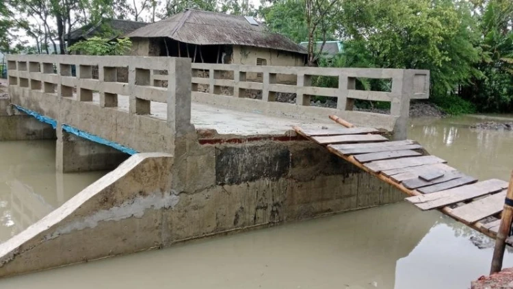 শ্যামনগরে ৩৩ লাখ টাকার সেতু, নেই সংযোগ সড়ক