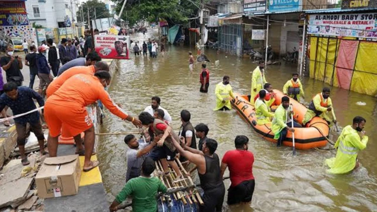 দিল্লিতে প্রবল বর্ষণে ভবনধস; ৪ জনের মৃত্যু, রেড অ্যালার্ট জারি