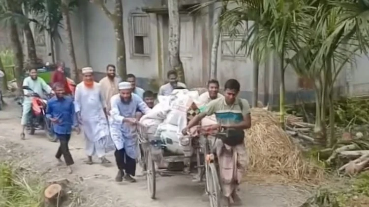 ভ্যান ঠেলে প্রশংসা পেলেন গাইবান্ধার এমপি