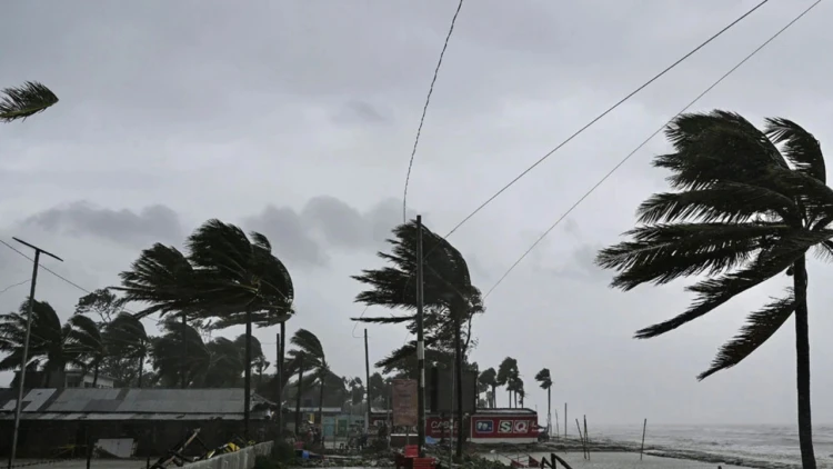 সন্ধ্যার মধ্যে ১৯ জেলায় তীব্র ঝড়ের শঙ্কা