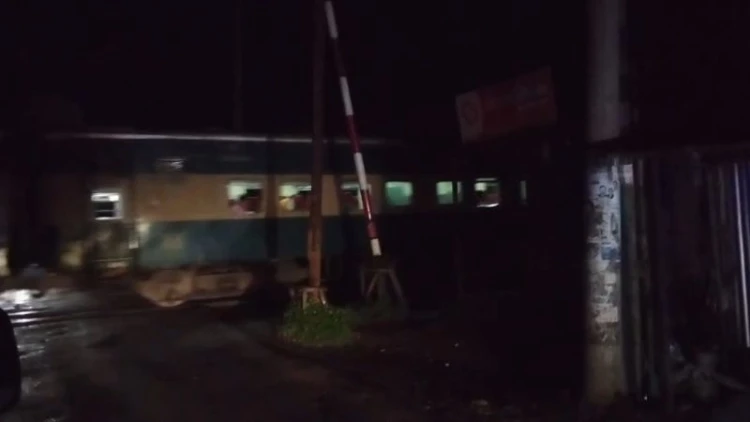 রাজেন্দ্রপুরে অল্পের জন্য রক্ষা পেল গাড়ি