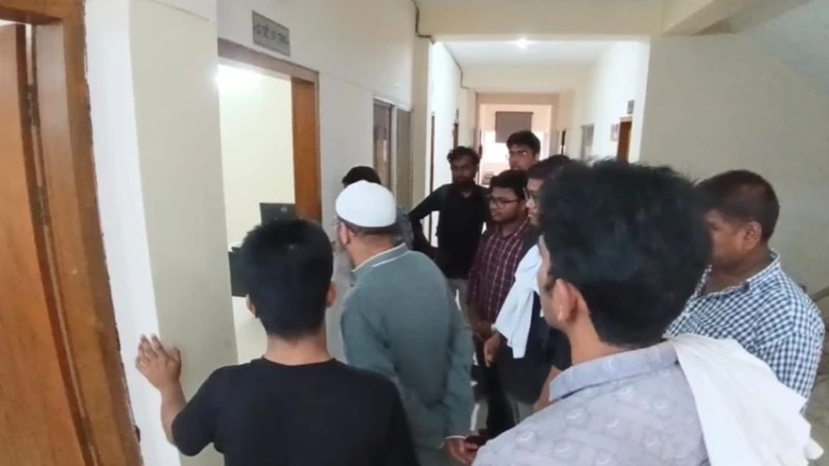 বরিশালে স্বাস্থ্য পরিচালকের অপসারণ দাবিতে বিক্ষোভ