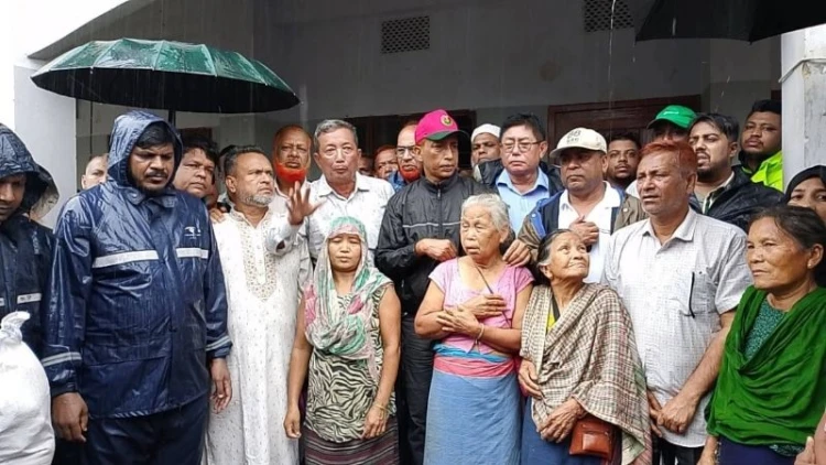 বন্যাদুর্গত বাঘাইছড়িতে জেলা বিএনপির ত্রাণ বিতরণ