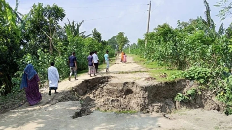 শ্রীপুরের বাঁধে ধস, পানিবন্দি ৩০ হাজার মানুষ
