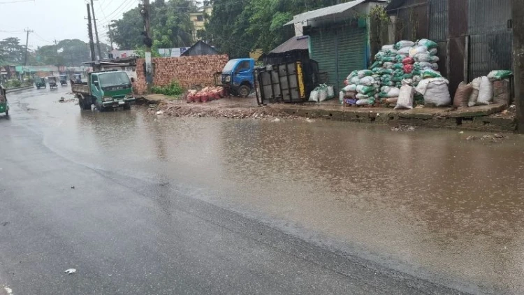 একটু বৃষ্টিতেই নোয়াখালীতে জলাবদ্ধতা, ভোগান্তিতে দেড় লাখ বাসিন্দা