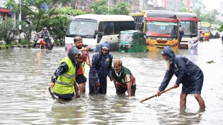 ভারি বৃষ্টিতে ঢাকায় তীব্র জলাবদ্ধতা, দুর্ভোগে নগরবাসী