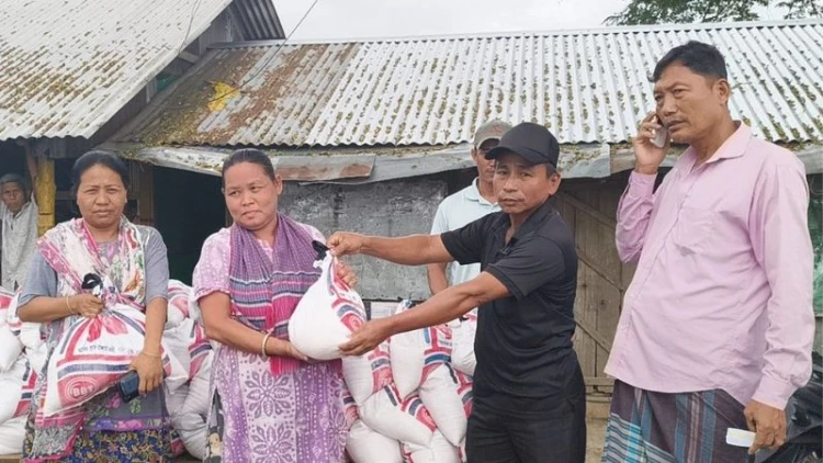 দীঘিনালায় বন্যায় ক্ষতিগ্রস্ত পরিবারের মাঝে ত্রাণ বিতরণ