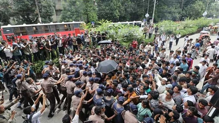 শিক্ষামন্ত্রীর পদত্যাগের দাবিতে সায়েন্সল্যাব অবরোধ
