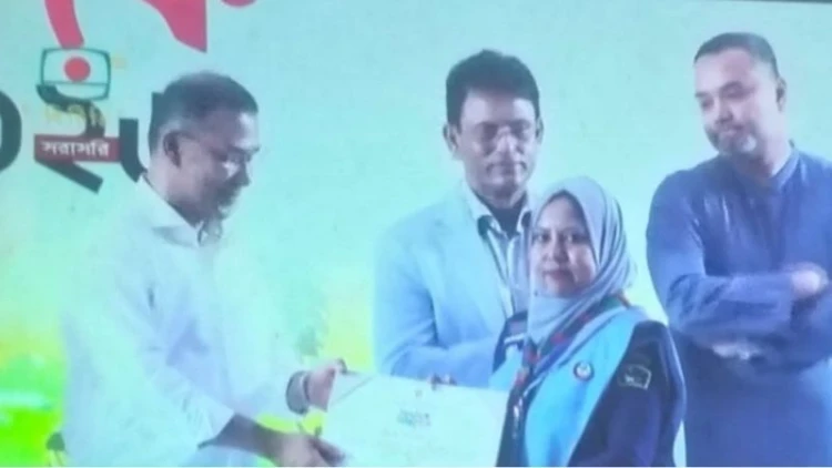প্রধানমন্ত্রীর হাত থেকে জাতীয় শিক্ষা পদক গ্রহণ করলেন ভাঙ্গার চম্পা আক্তার