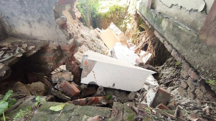 চালুর আগেই সরিষাবাড়ী খাদ্য গুদামের নতুন ভবনে ধস