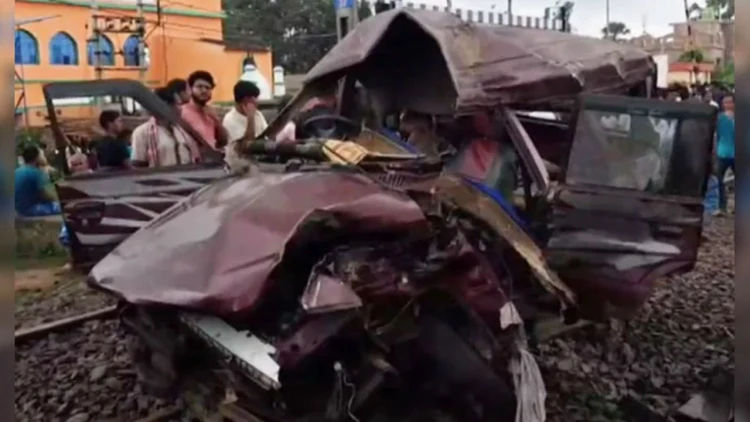 ভারতে স্কুল বাসে ট্রেনের ধাক্কা মুর্শিদাবাদে ২ শিক্ষার্থীসহ নিহত ৩