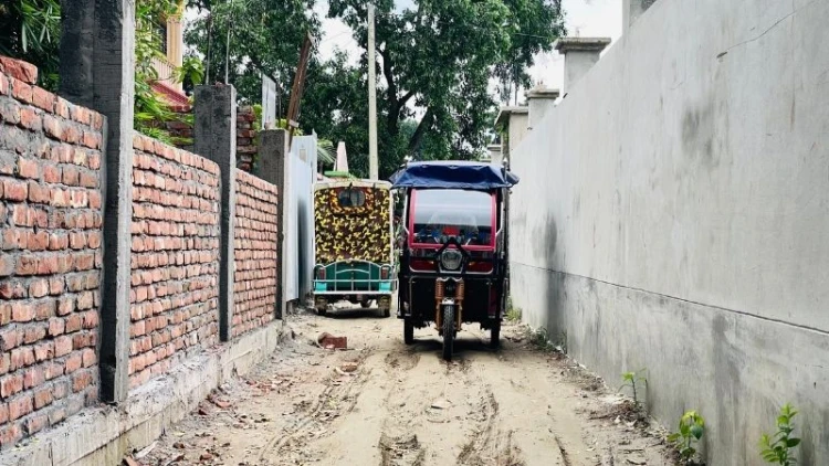 সরকারি রাস্তা দখল করে দেয়াল নির্মাণ, অপসারণের দাবি এলাকাবাসীর