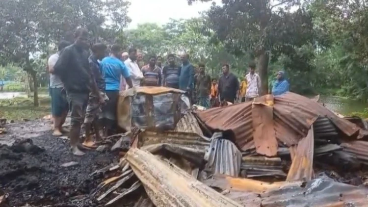 কলাপাড়ায় বিরোধের জেরে বসতঘরে আগুনের অভিযোগ