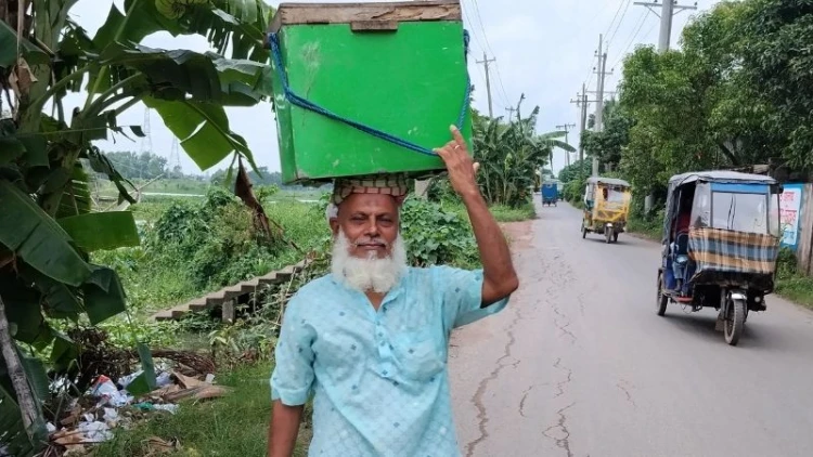 আইসক্রিম বেচে স্বাবলম্বী মোতালেবের পরিবার