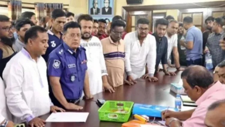 ইউনিফর্ম পরে আ.লীগের অনুষ্ঠানে যোগ দেওয়া অতিরিক্ত ডিআইজি মনিরুজ্জামানকে বাধ্যতামূলক অবসর