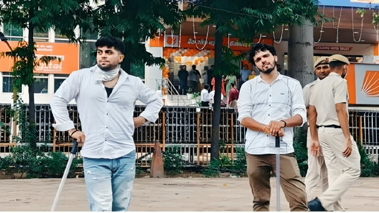 দিল্লিতে আন্দোলন দমনে সাদা পোশাকধারী লাঠিধারীদের ভিডিও ছড়িয়ে তুমুল বিতর্ক