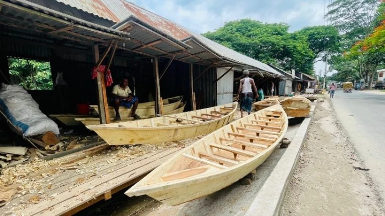 বর্ষা ঘিরে সিরাজদিখানে নৌকা তৈরির ধুম, ব্যস্ত কারিগররা
