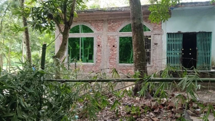 মসজিদে যাতায়াতের পথ বন্ধ, মুসল্লিদের চরম ক্ষোভ