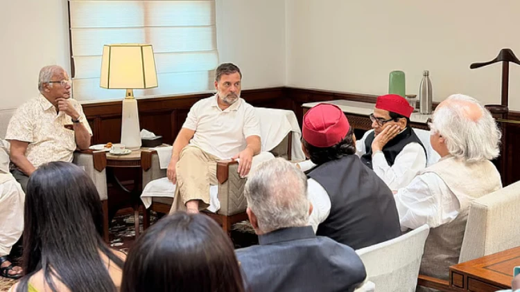 শিক্ষামন্ত্রীর পদত্যাগের আগে আলোচনা নয়: মোদি সরকারের প্রস্তাবে বিরোধীদের সাফ না