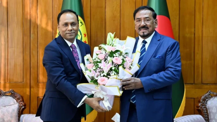 ভারপ্রাপ্ত রাষ্ট্রপতির দায়িত্ব গ্রহণে হাফিজ উদ্দিন আহমদকে ফুলেল শুভেচ্ছা