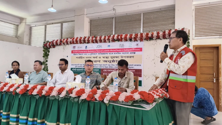 দীঘিনালায় বন্যায় ক্ষতিগ্রস্তদের নগদ অর্থ ও স্বাস্থ্য উপকরণ বিতরণ