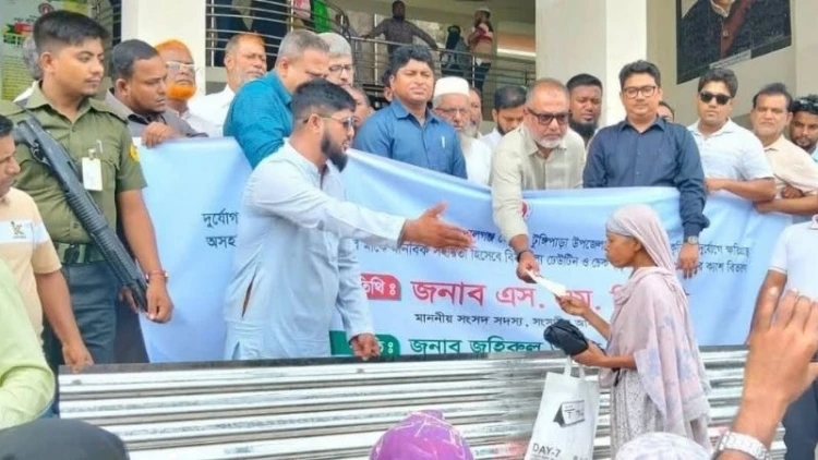টুঙ্গিপাড়ায় ক্ষতিগ্রস্তদের মাঝে ঢেউটিন বিতরণ