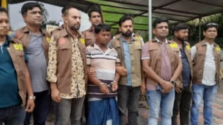 ফকিরহাটে পিকআপসহ ১১ গরু উদ্ধার, গ্রেপ্তার ৩